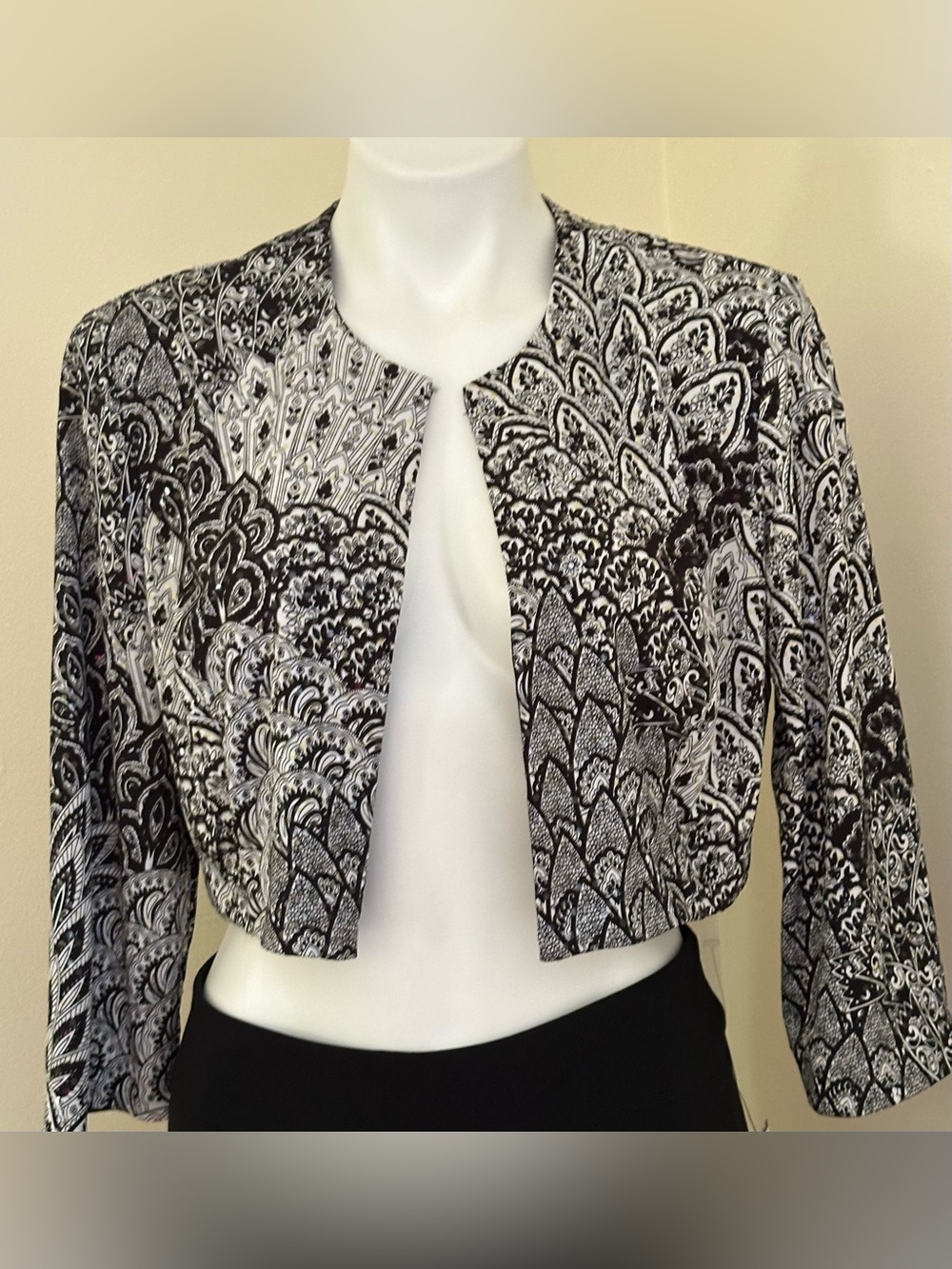 BD ESTABLISHED 1962 White Yellow Paisley beaded No Button! Light Jacket Sz 10.